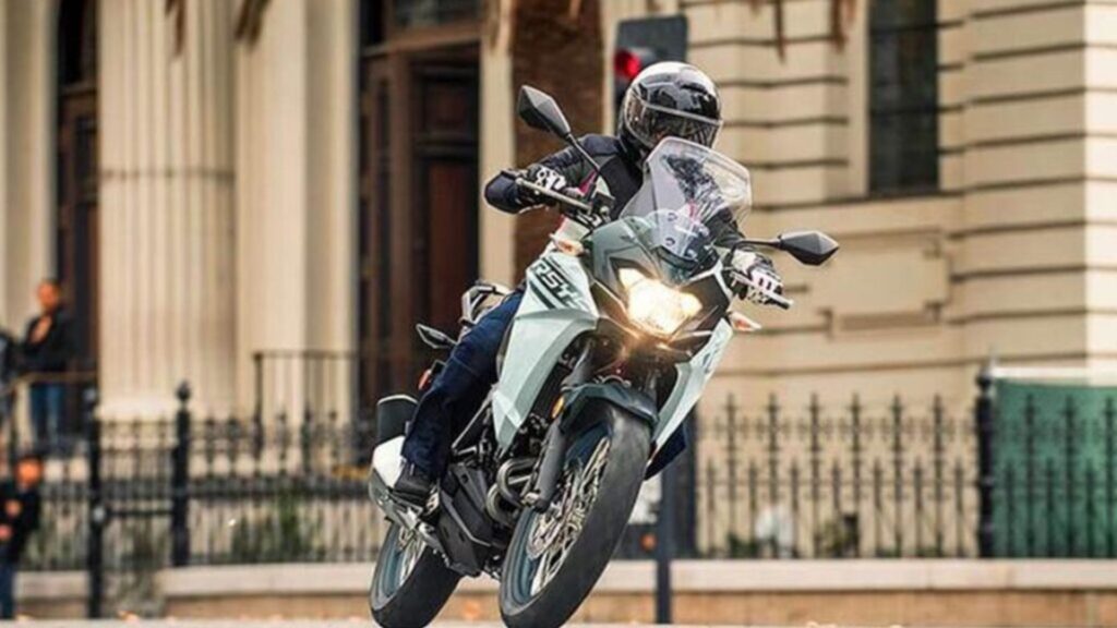Dianteira da Kawasaki Versys-X 300 2025.