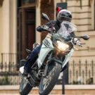 Dianteira da Kawasaki Versys-X 300 2025.