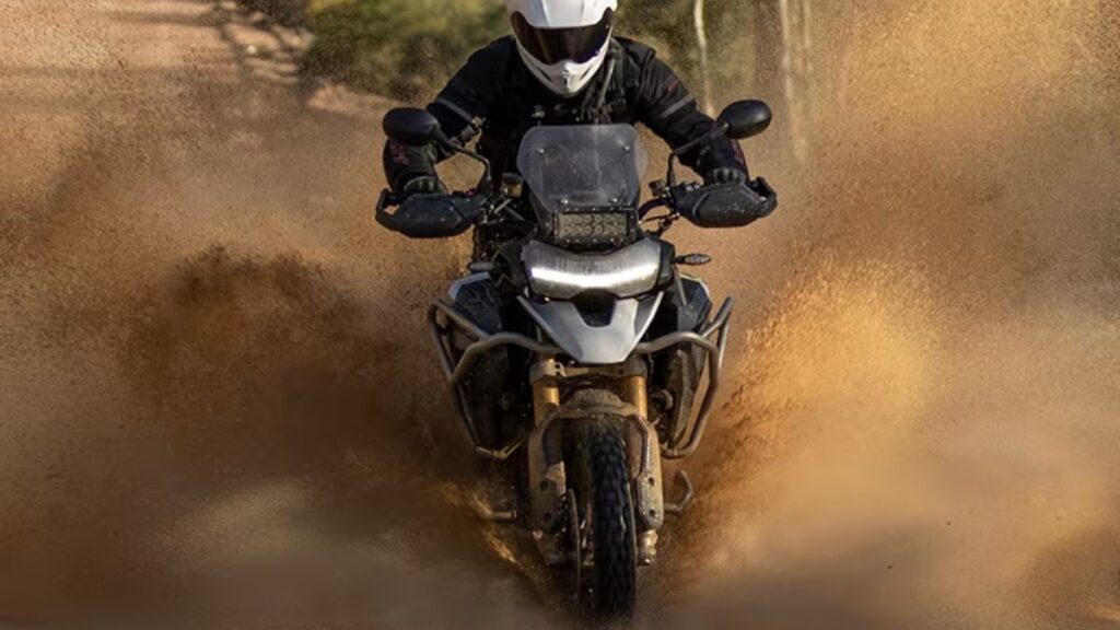Triumph Tiger 1200 2025 na poeira.