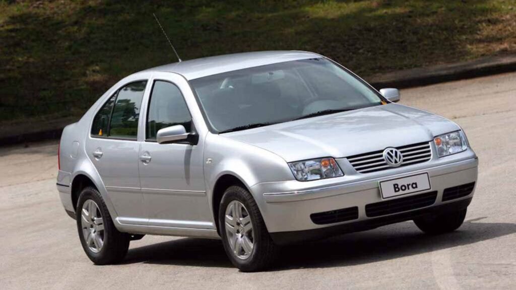 Volkswagen Bora prata em movimento.