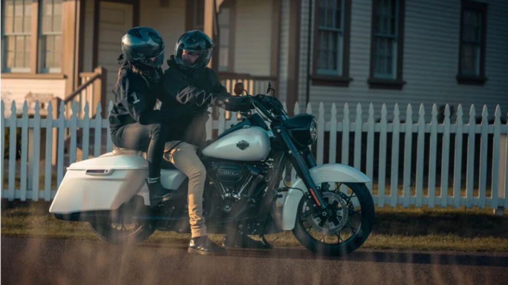 Duas pessoas em cima da Harley-Davidson Road King Special 2025.