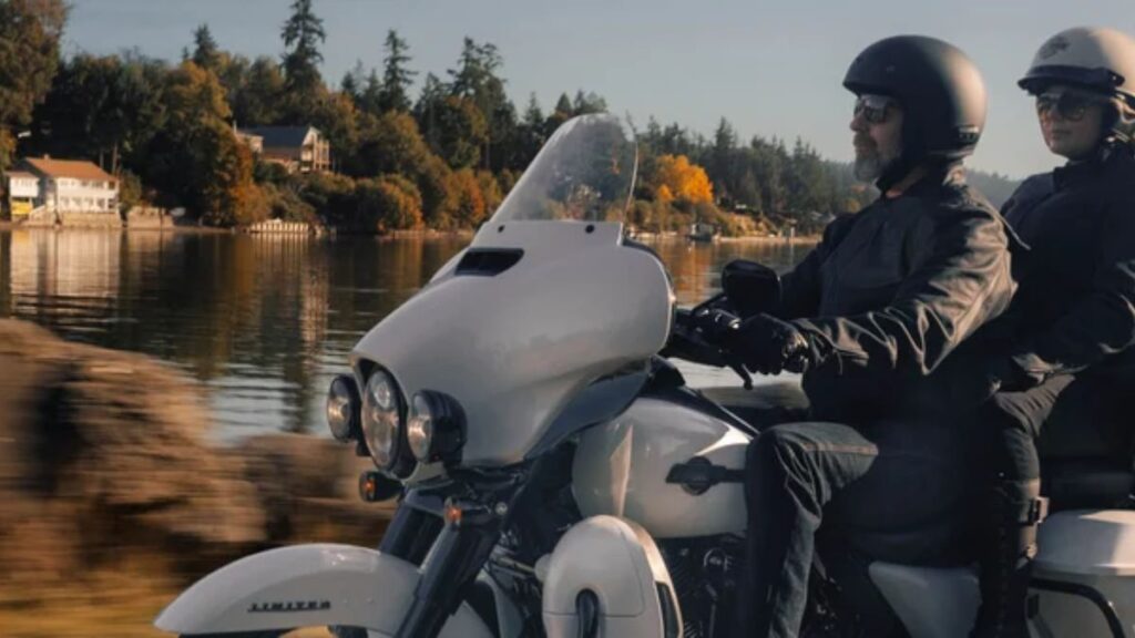 Duas pessoas em cima da Harley-Davidson Ultra Limited 2025.