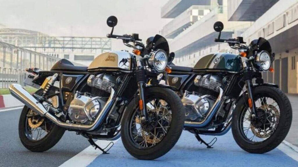 Duas Royal Enfield Continental GT 2025 na rua.
