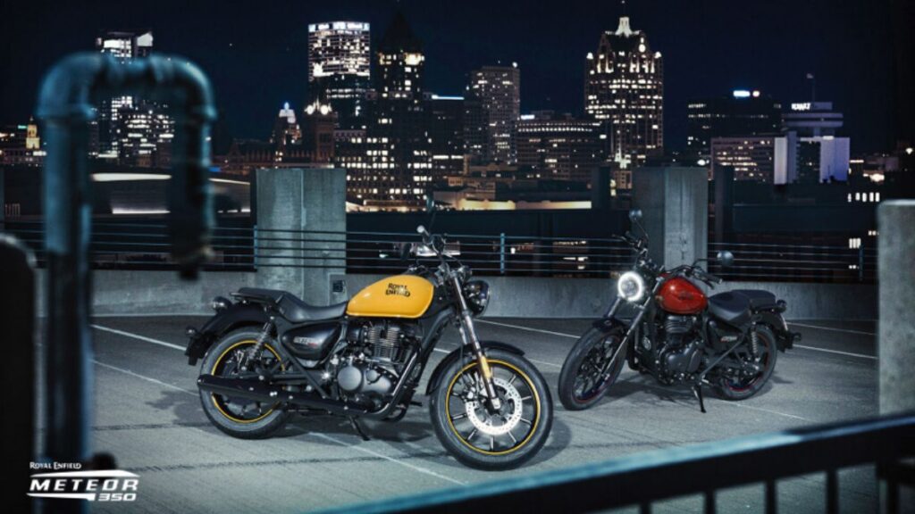 Duas Royal Enfield Meteor 350 2025 em estacionamento.