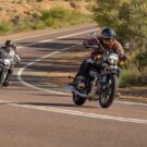 Duas Royal Enfield Super Meteor 650 2025 em movimento.