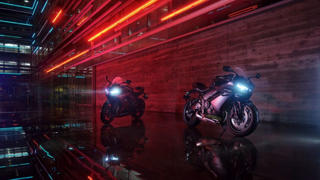 Duas Triumph Novíssima Daytona 660 2025.