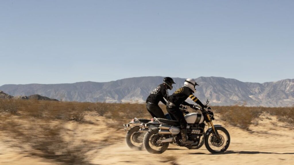 Duas Triumph Scrambler 1200 2025 no deserto.