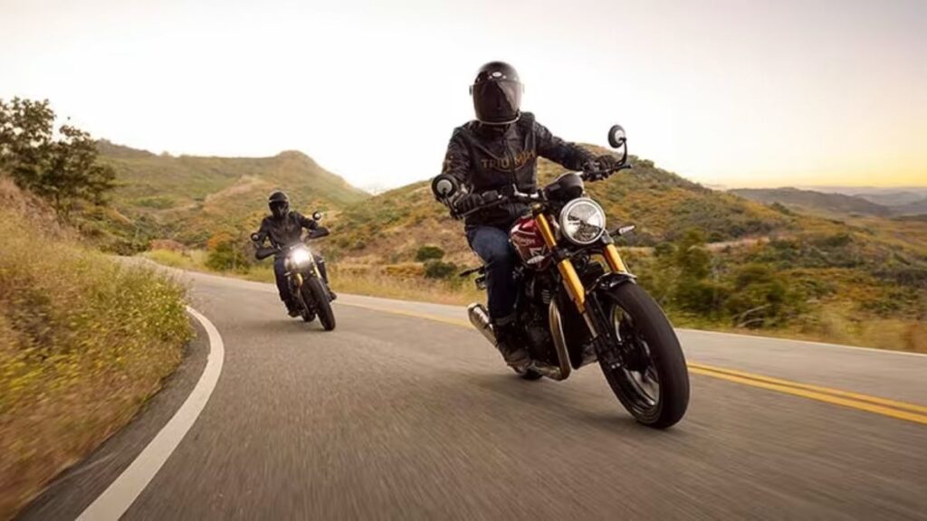 Duas Triumph Speed 400 2025 em movimento na estrada.