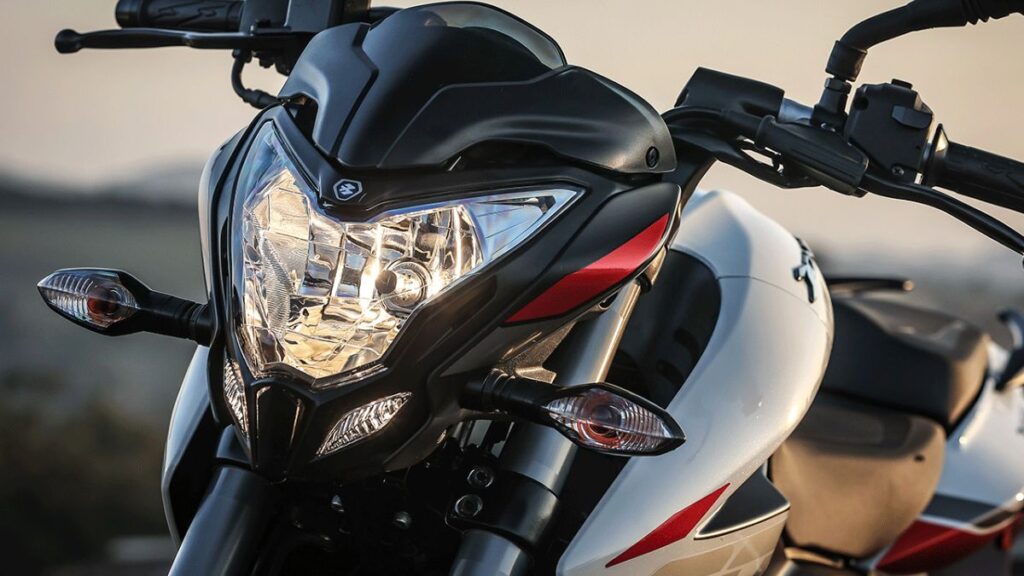 Farol dianteiro da Bajaj Dominar 200 2025.