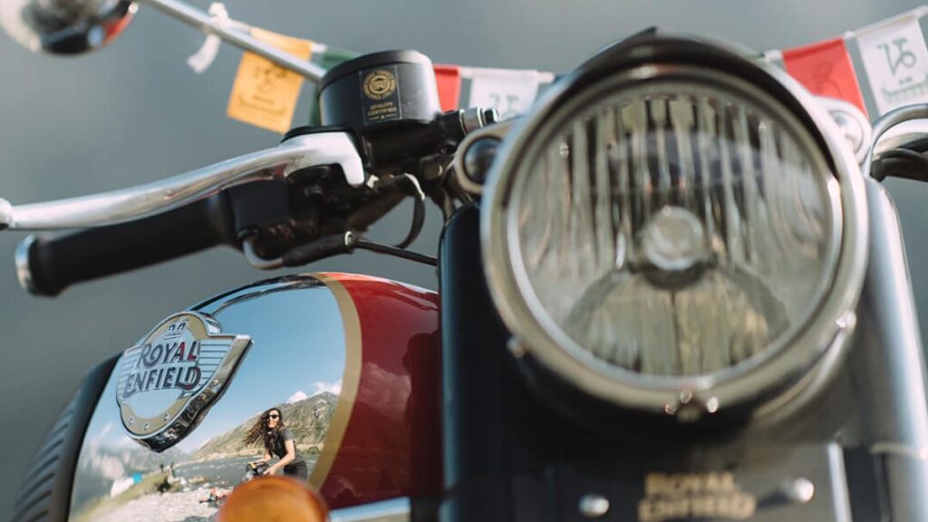 Farol dianteiro da Royal Enfield Classic 350 2025.