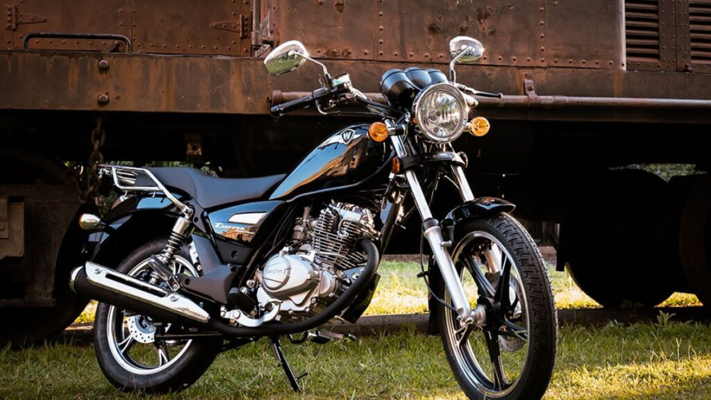 Lateral da Haojue Chopper Road 150 2025 preta parada.