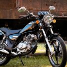 Lateral da Haojue Chopper Road 150 2025 preta parada.