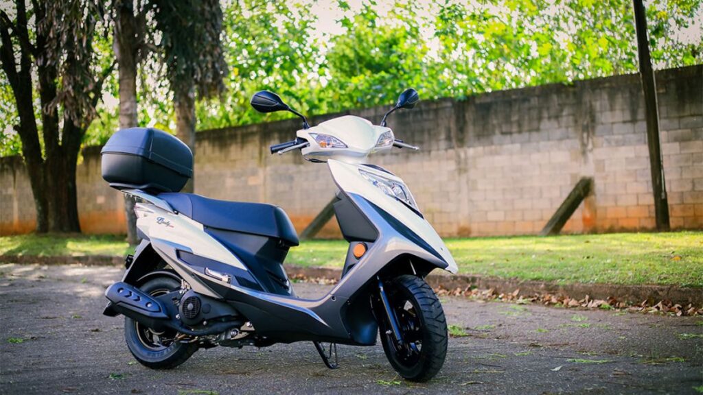 Haojue Lindy 125 2025 parada na estrada.