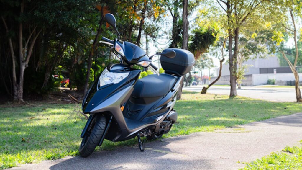 Haojue Lindy 125 2025 parada na calçada.