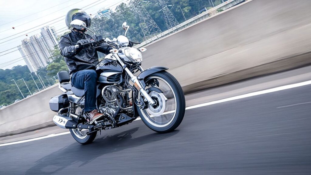Haojue Master Ride 150 2025 em movimento na rodovia.