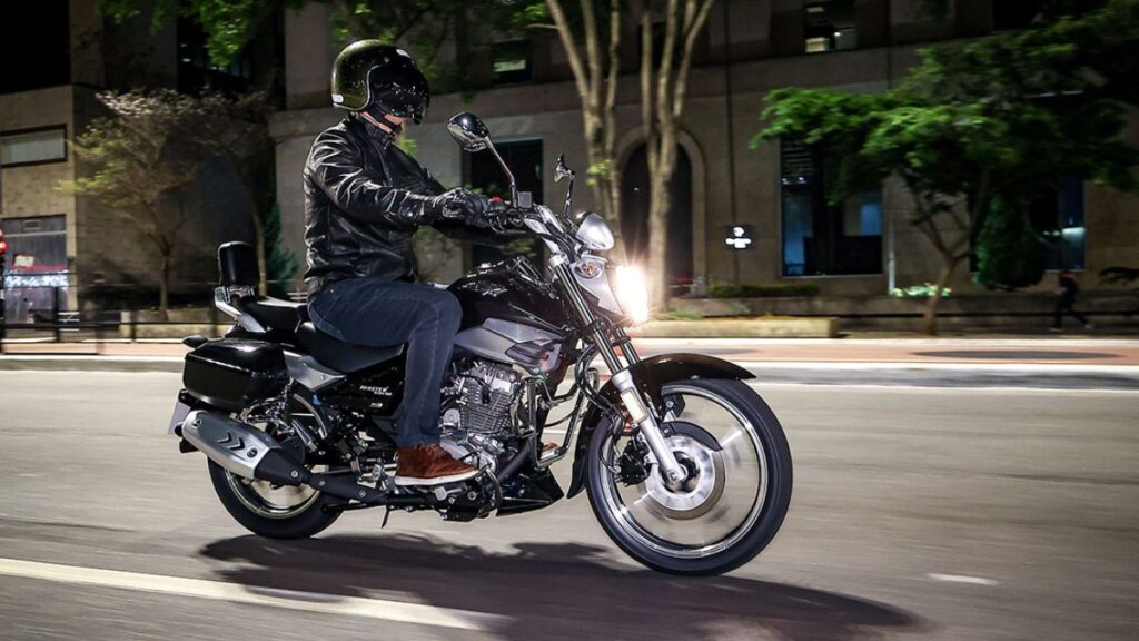 Haojue Master Ride 150 2025 em movimento.