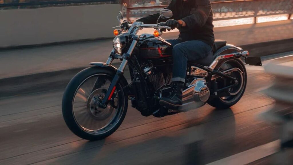 Harley-Davidson Breakout 117 2025 em movimento na estrada.