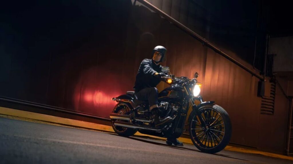 Lateral da Harley-Davidson Breakout 117 2025.