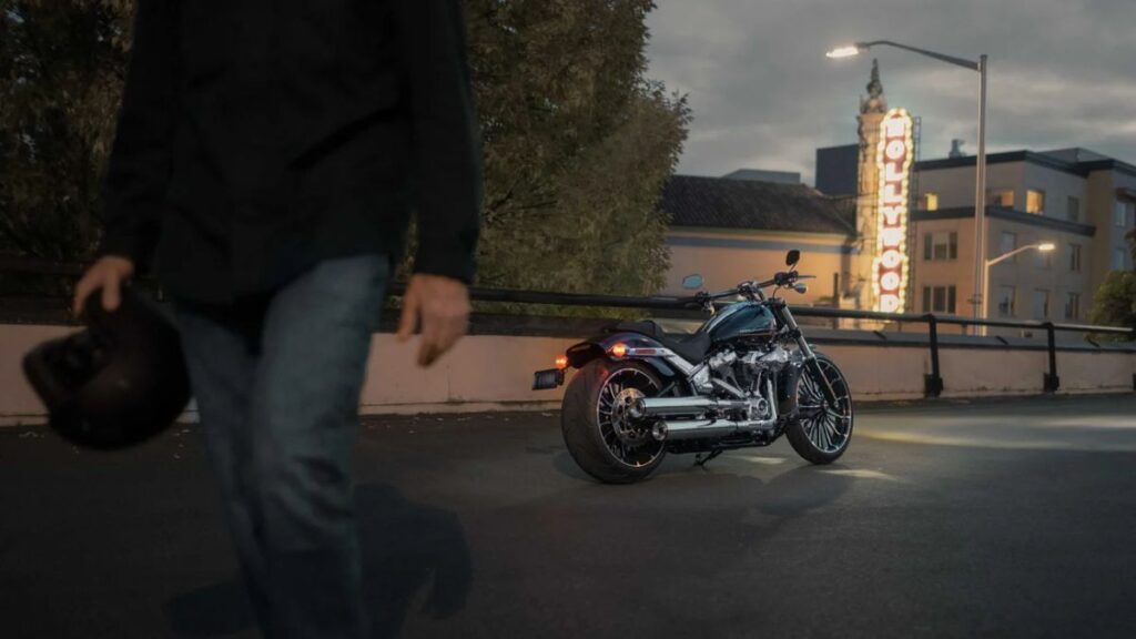 Harley-Davidson Breakout 117 2025 parada na rua.