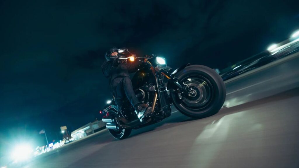 Harley-Davidson Fat Bob 114 2025 em movimento na estrada.
