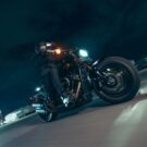 Harley-Davidson Fat Bob 114 2025 em movimento na estrada.