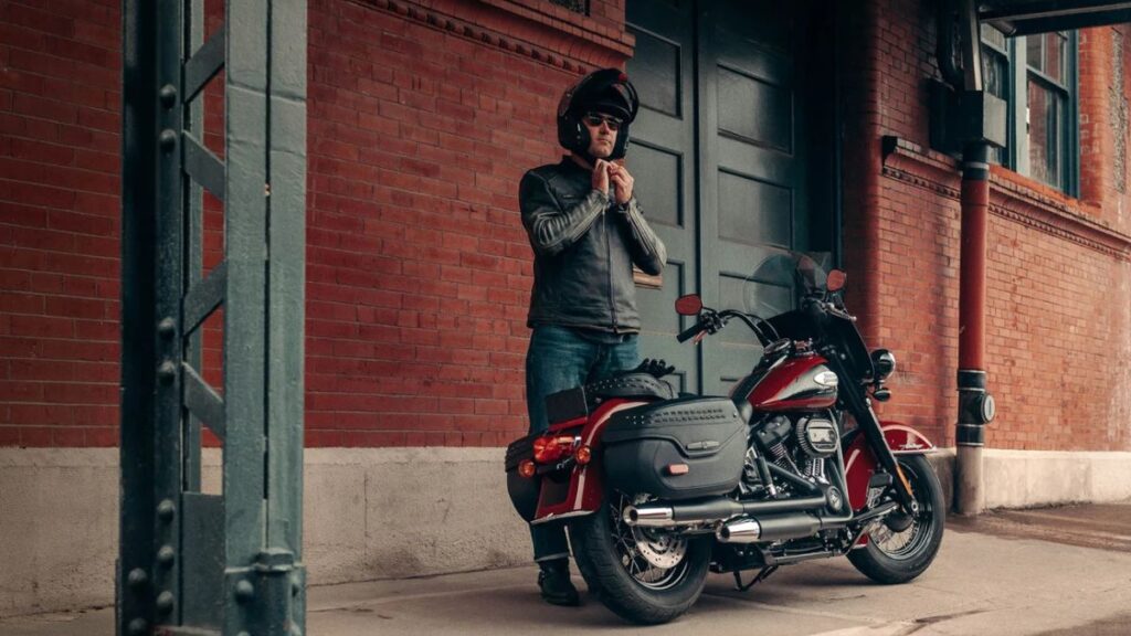 Harley-Davidson Heritage Classic 2025 parada na calçada.