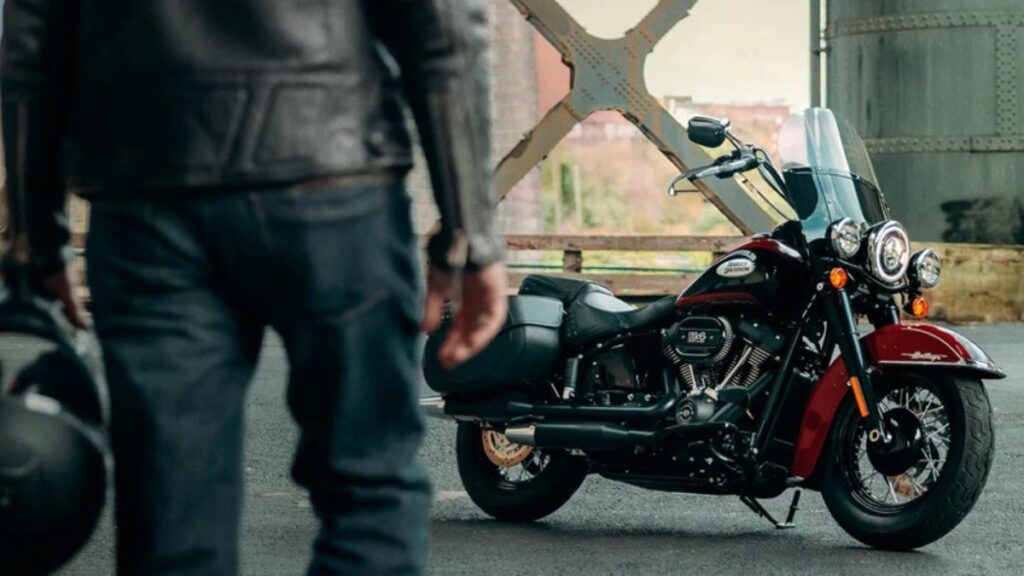 Harley-Davidson Heritage Classic 2025 na diagonal.