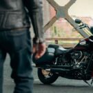 Harley-Davidson Heritage Classic 2025 na diagonal.