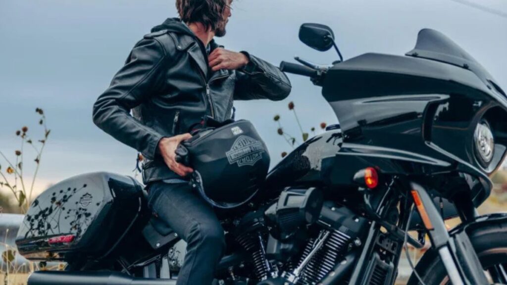 Harley-Davidson Low Rider ST 2025 parada.