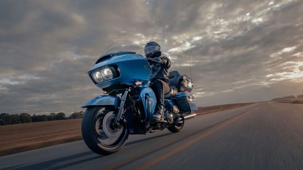 Harley-Davidson Road Glide Limited 2025 azul em movimento na estrada.