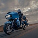 Harley-Davidson Road Glide Limited 2025 azul em movimento na estrada.
