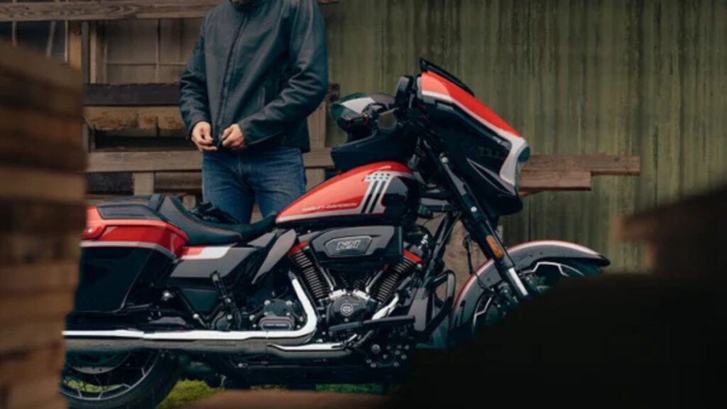 Harley-Davidson Road Glide Limited 2025 vermelha parada.