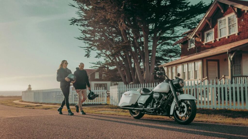 Harley-Davidson Road King Special 2025 estacionada.