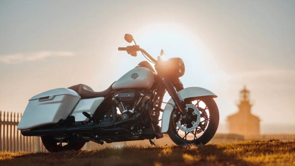 Harley-Davidson Road King Special 2025 parada em campo.