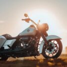 Harley-Davidson Road King Special 2025 parada em campo.