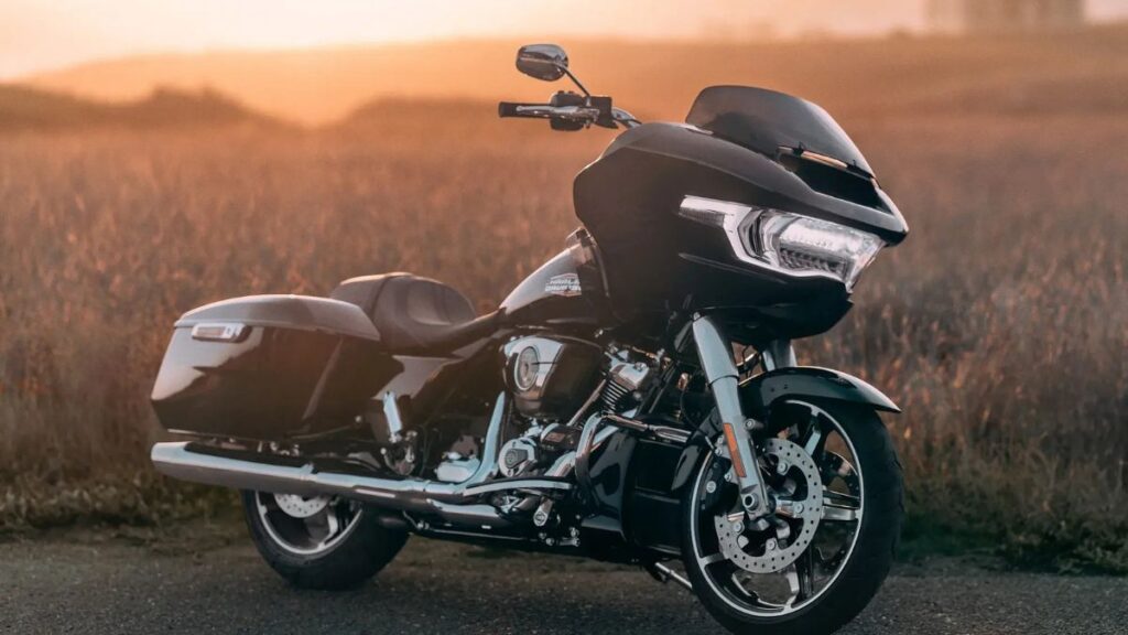 Harley-Davidson Street Glide 2025 na diagonal em campo.