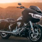 Harley-Davidson Street Glide 2025 na diagonal em campo.