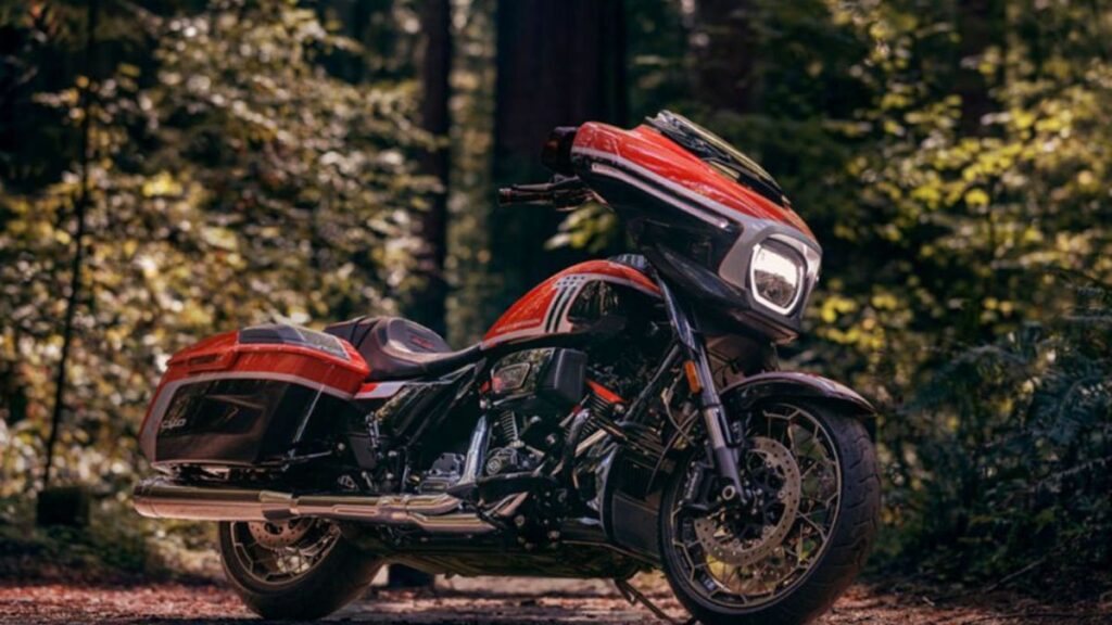 Harley-Davidson Street Glide 2025 vermelha parada.