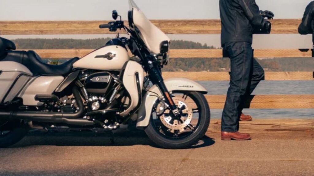 Harley-Davidson Ultra Limited 2025 na diagonal.