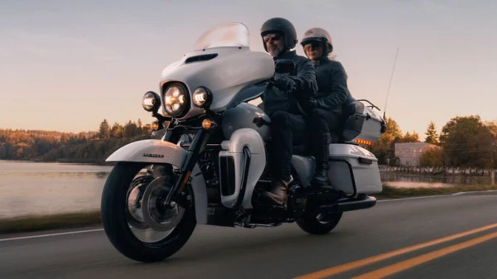 Harley-Davidson Ultra Limited 2025 na estrada em viagem.