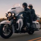 Harley-Davidson Ultra Limited 2025 na estrada em viagem.