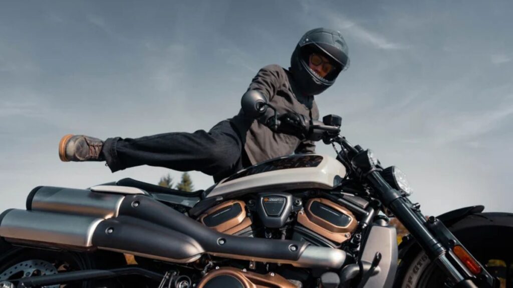 Harley-Davidson Sportster S 2025 com homem subindo em cima.