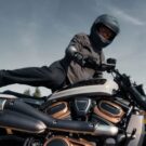 Harley-Davidson Sportster S 2025 com homem subindo em cima.