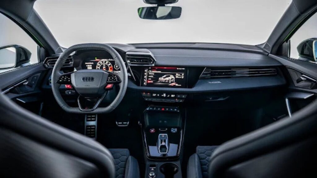 Interna do Audi RS3 2025.