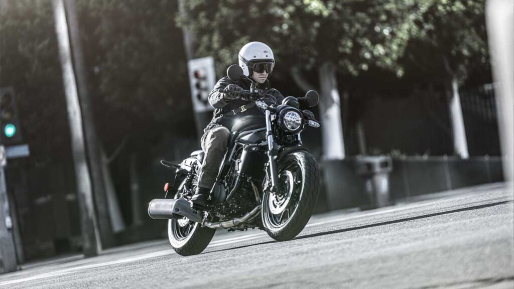 Kawasaki Eliminator 500 2025 preta em movimento na estrada.