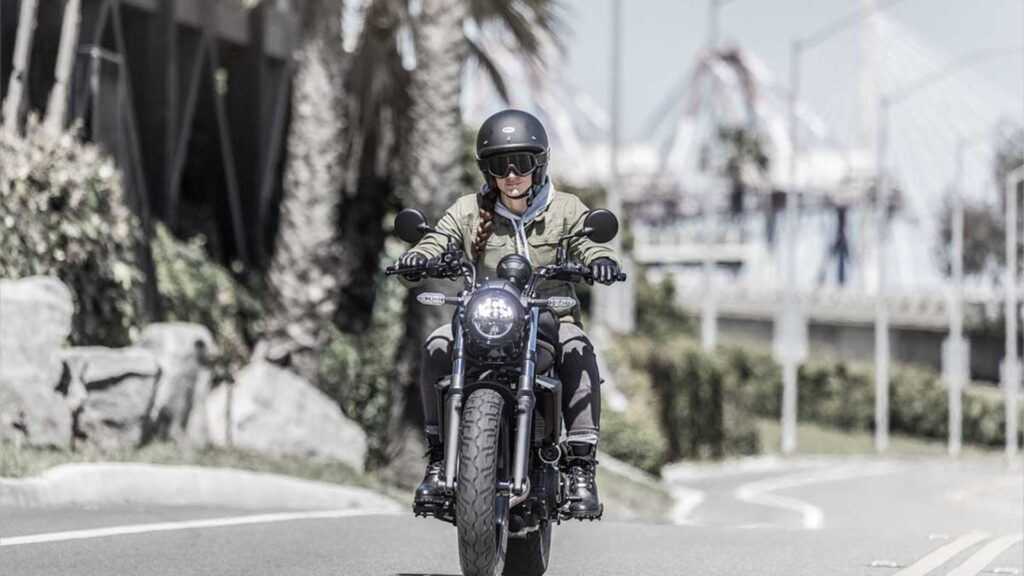 Dianteira da Kawasaki Eliminator 500 2025 em movimento na estrada.