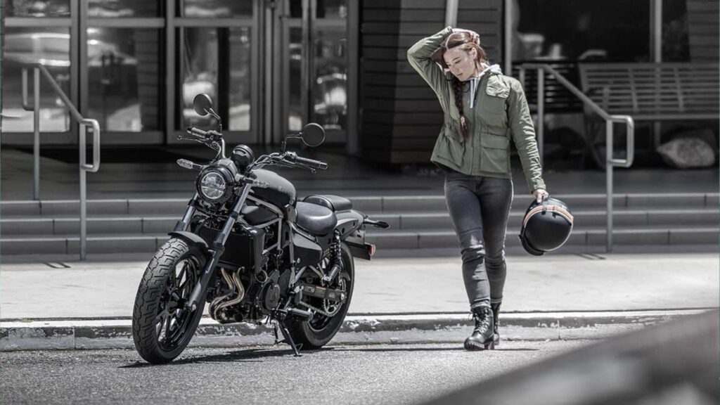 Kawasaki Eliminator 500 2025 preta estacionada.