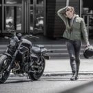 Kawasaki Eliminator 500 2025 preta estacionada.