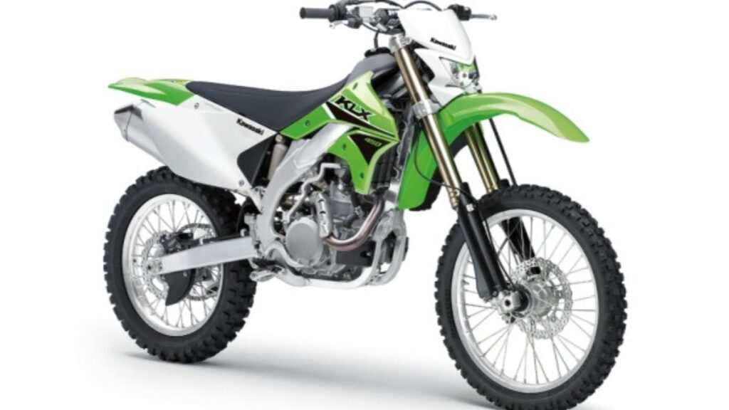 Kawasaki KLX450R 2025 verde em fundo branco.