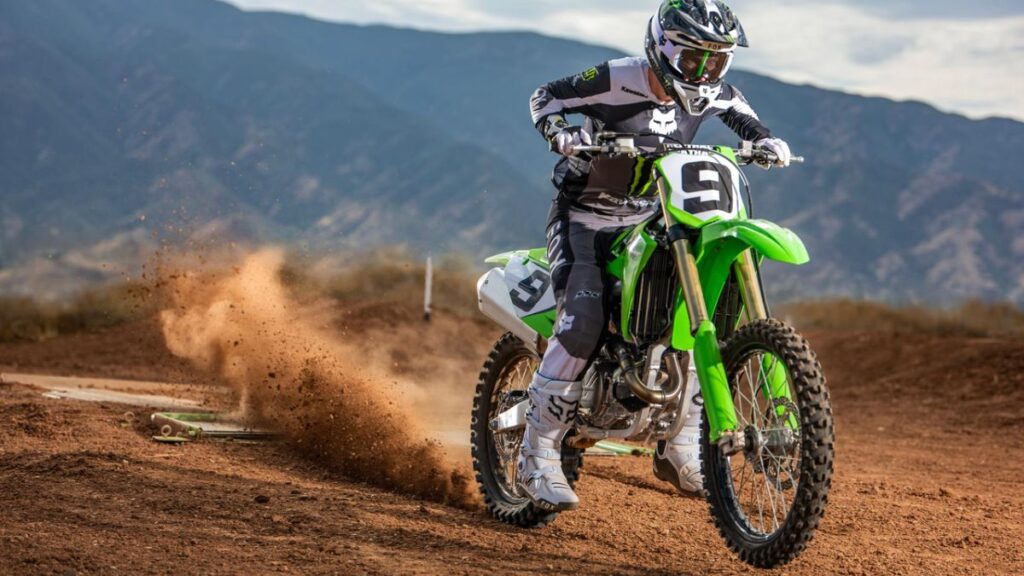 Kawasaki KX 450 2025 andando em pista.